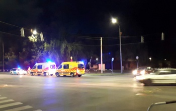 Kerékpáros és személygépkocsi ütközött a Honvéd csomópontban