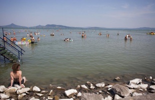 Gyalogsági aknákat talált egy fürdőző a Balatonban Fonyódnál