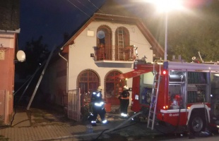 Hat vízsugárral oltották el a lángokat