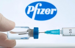 Több százezer Pfizer-vakcina érkezett hazánkba