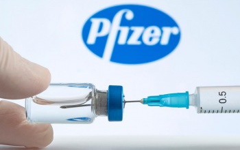 Több százezer Pfizer-vakcina érkezett hazánkba
