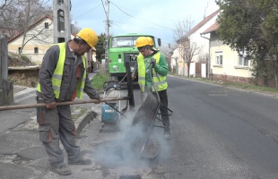 Már 400 kátyút betömtek, de még sok hátra van