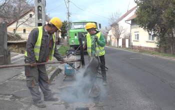 Már 400 kátyút betömtek, de még sok hátra van