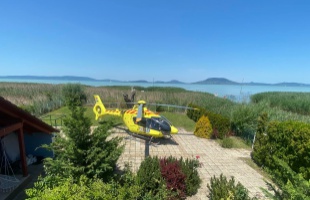 A strand helyett egy nyaraló udvarán landolt a mentőhelikopter Balatonfenyvesen