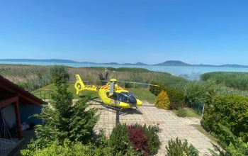A strand helyett egy nyaraló udvarán landolt a mentőhelikopter Balatonfenyvesen