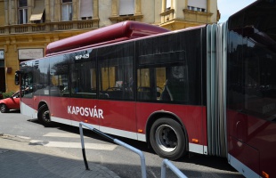 Tilosban parkoló miatt a busz utasai gyalog mentek tovább