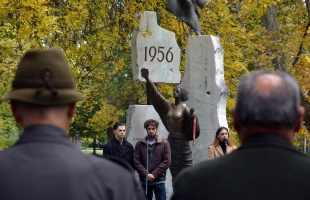 Zászlófelvonás, koszorúzás, ünnepi gálaest - Így emlékezik Kaposvár az '56-os forradalomra