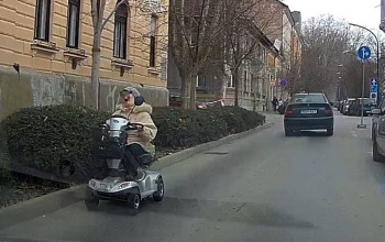 Az egyirányú utcában, a forgalommal szemben haladt járgányával egy idős asszony