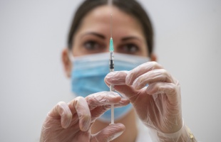 Ismét sok az új fertőzött, 99 beteg elhunyt