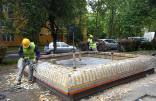 Elkezdődött a felújítás a Honvéd utcában, már bontják a szökőkutat