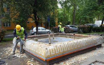 Elkezdődött a felújítás a Honvéd utcában, már bontják a szökőkutat