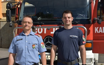 Éppen arra járt a szabadnapos tűzoltó és az osztályvezető, amikor kigyulladt a Hunyadi utcai ház tetőszerkezete