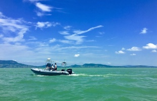 A horgászt és a csónakot is menteni kellett a Balatonon