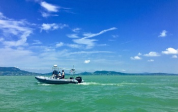 A horgászt és a csónakot is menteni kellett a Balatonon