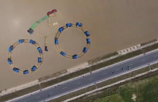 Ilyet még nem látott! Óriáskerékpárt csináltak traktorokkal Nagyatádon