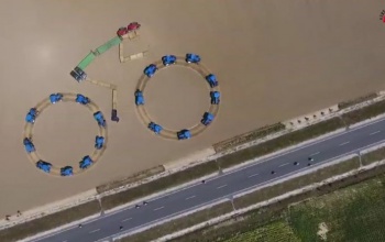 Ilyet még nem látott! Óriáskerékpárt csináltak traktorokkal Nagyatádon