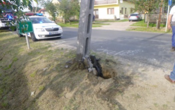 Kettétört a villanyoszlop, úgy nekiütközött egy autó