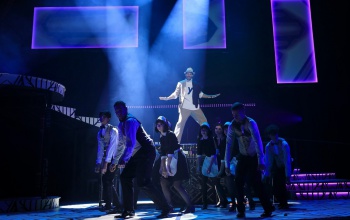 Broadway musical debütál a Csiky Gergely Színház színpadán - Kaposvárra érkeztek a Riviéra vadorzói