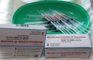 Nem teheti kötelezővé a munkaadó a COVID-19 elleni védőoltást