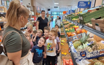 Vásárlás közben ismerkedtek a zöldségekkel az ovisok