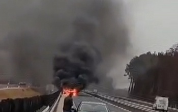 Többen is megálltak segíteni a 67-esen kigyulladt autó sofőrjének