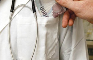 8,4 milliárd forintnyi borravaló és hálapénz