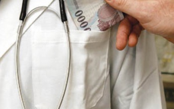 8,4 milliárd forintnyi borravaló és hálapénz
