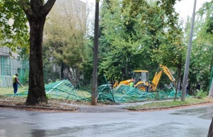 Felszabadul a Léva utcai zöldterület: elbontják a ketrecet