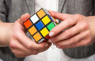 Egy amerikai fiatal 3,13 másodperccel megdöntötte a Rubik-kocka kirakásának világrekordját