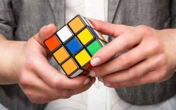 Egy amerikai fiatal 3,13 másodperccel megdöntötte a Rubik-kocka kirakásának világrekordját