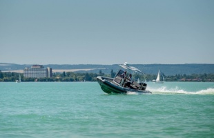 Felborult és veszteglő hajók a Balatonon