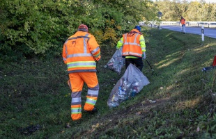Továbbra is szemetel a magyar - 55 tonna hulladékot gyűjtött be a Magyar Közút