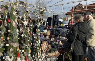 Karácsonyi bevásárlási láz a vásárban is