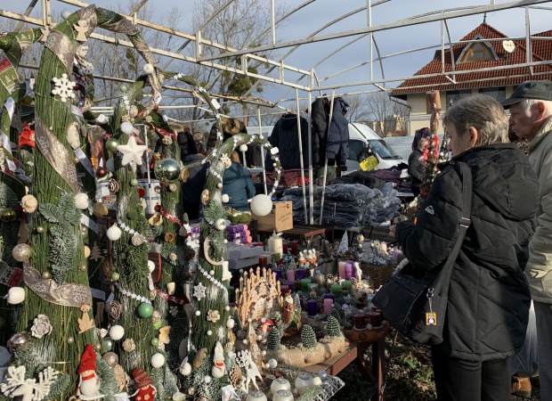 Karácsonyi bevásárlási láz a vásárban is