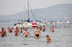 Július 7-én rendezik a 30. Balaton-átúszást