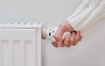 Lejár a kikapcsolási moratórium: hétfőtől kikapcsolhatják az áram- és gázszolgáltatást
