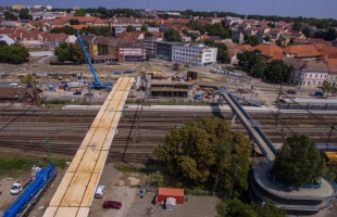 Így néz ki a magasból az új gyalogos híd