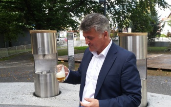 Megnyitották Európa első sörszökőkútját Szlovéniában