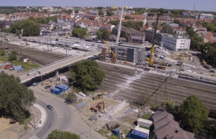 Furcsa látvány a vasút felett: 30 év után teljesen eltűnt a csigahíd – videó