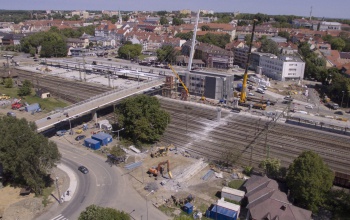 Furcsa látvány a vasút felett: 30 év után teljesen eltűnt a csigahíd – videó