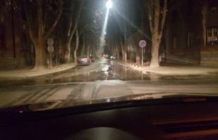 Komoly jégveszély a Bajcsy és az Ezredév utcák találkozásánál