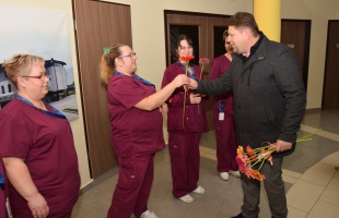 163 százalakkal nő az ápolók bére hat év alatt
