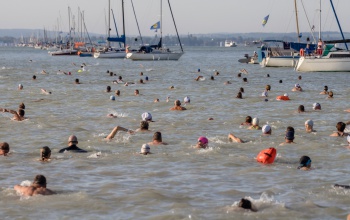 Több mint tízezren vettek részt a Balaton-átúszáson
