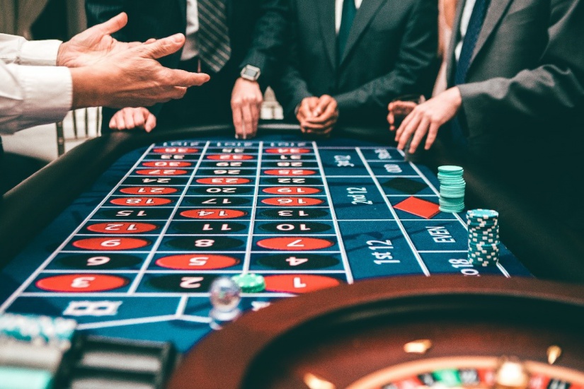 Fotó: https://www.pexels.com/hu-hu/foto/kaszino-szerencse-jatek-chips-3279695/