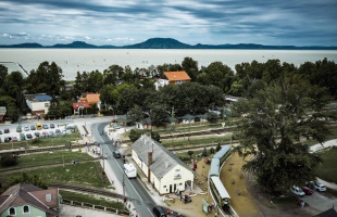 Szeptember elejéig várja az utasokat a balatonfenyvesi kisvasút