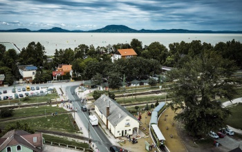 Szeptember elejéig várja az utasokat a balatonfenyvesi kisvasút