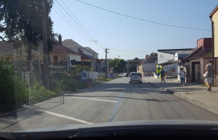 Rendőrök küldik el a szabálytalanul parkolókat a Laktanya utcából