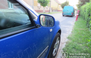 Nem tudta elfogadni, hogy a volt barátnőjének új pasija van – folyamatosan zaklatta a férfit és a kocsiját is összekarcolta