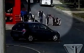 Az utca közepén verték egymást a férfiak, akiket végül két nő választott szét - videó