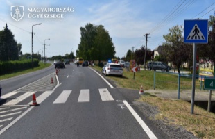 Már nem tudott átkelni a zebrán a gyalogos